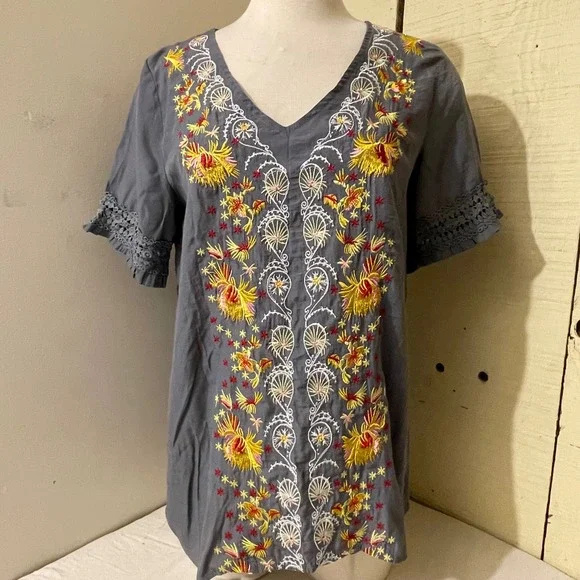 Embroidered Blouse Womens Medium Gray V Neck Top Short Sleeve Crochet Bohemian - Picture 2 of 8